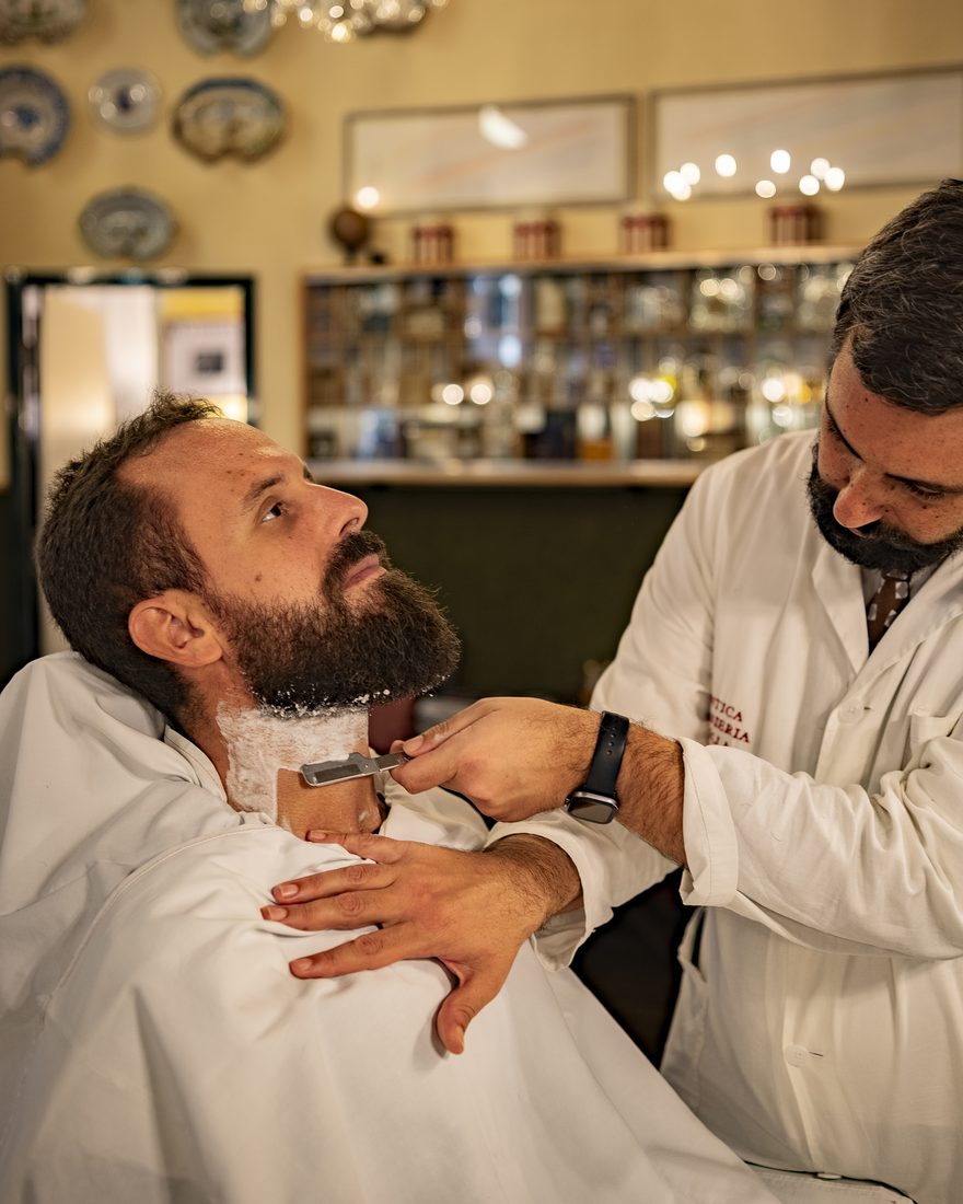 La barba lavorata con pettine e forbici