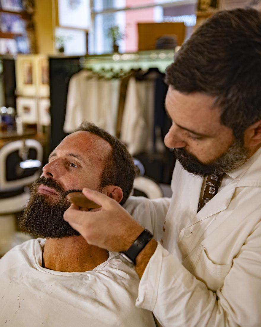 La spazzolatura della barba