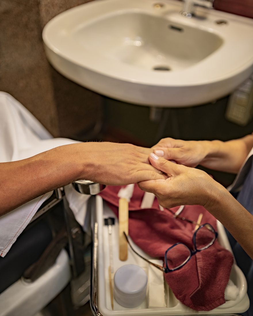 La cura delle mani in bottega