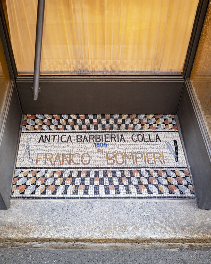 ingresso mosaico Antica Barbieria Colla
