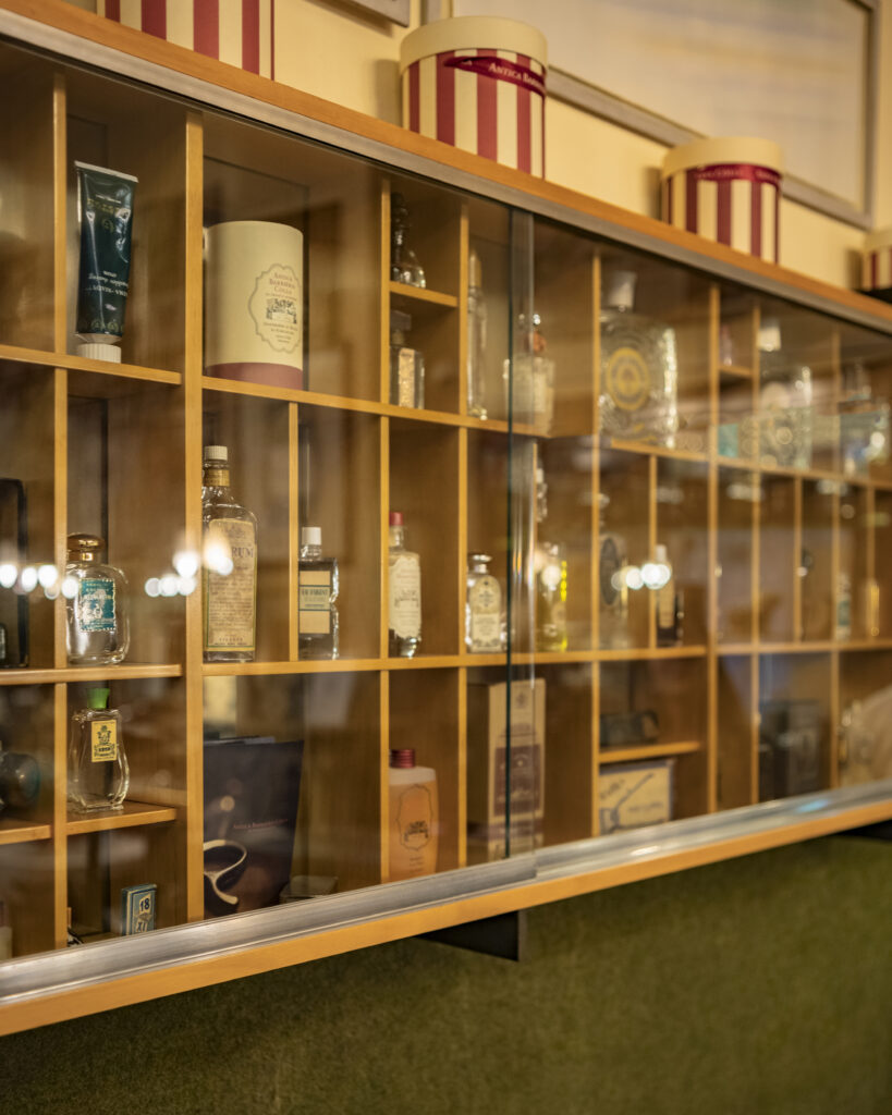 Interni vetrina Antica Barbieria Colla Milano