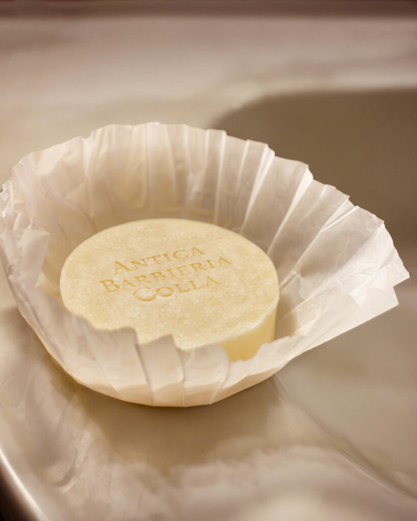 Antica Barbieria Colla - Saponetta da Barba Sandalo Rosso