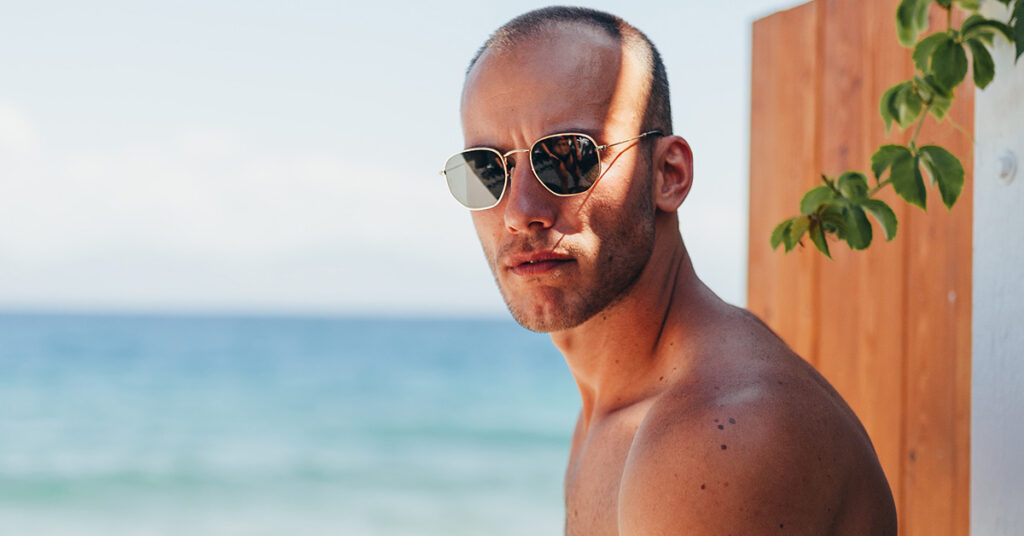Capo rasato e crema solare